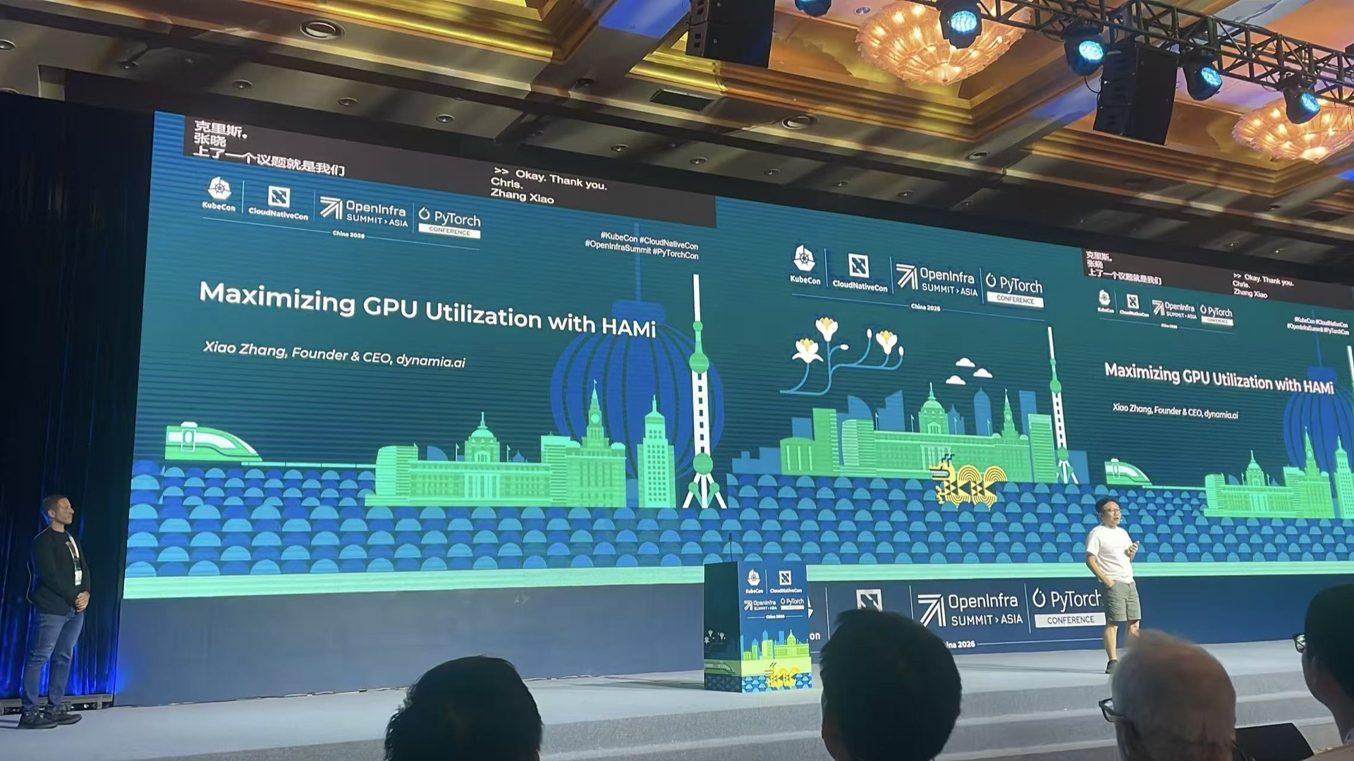 张潇（密瓜智能联合创始人兼 CEO）在开幕 Keynote 舞台上，与 Linux 基金会 CTO Chris Aniszczyk 同台分享